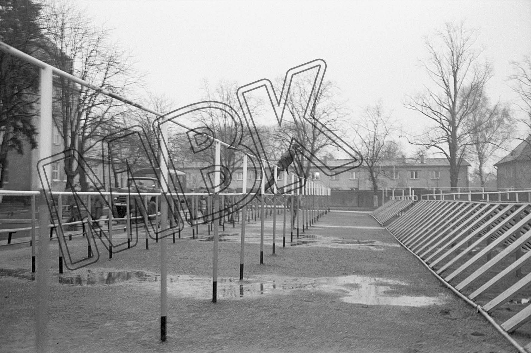 Fotografie: Sportgeräteparkour in einer Kaserne, Wünsdorf, 25. März 1992 (Museum Berlin-Karlshorst RR-P)
