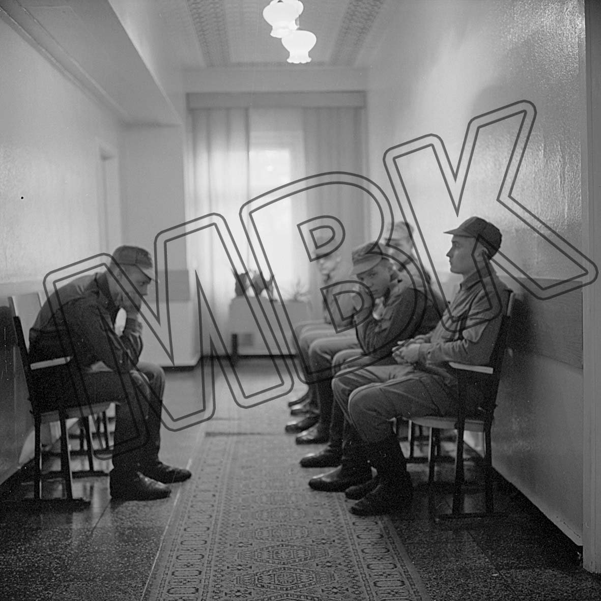 Fotografie: Soldaten der Berlin-Brigade warten auf ihre Zahnarztbehandlung, Berlin-Karlshorst, Januar 1994 (Museum Berlin-Karlshorst RR-P)