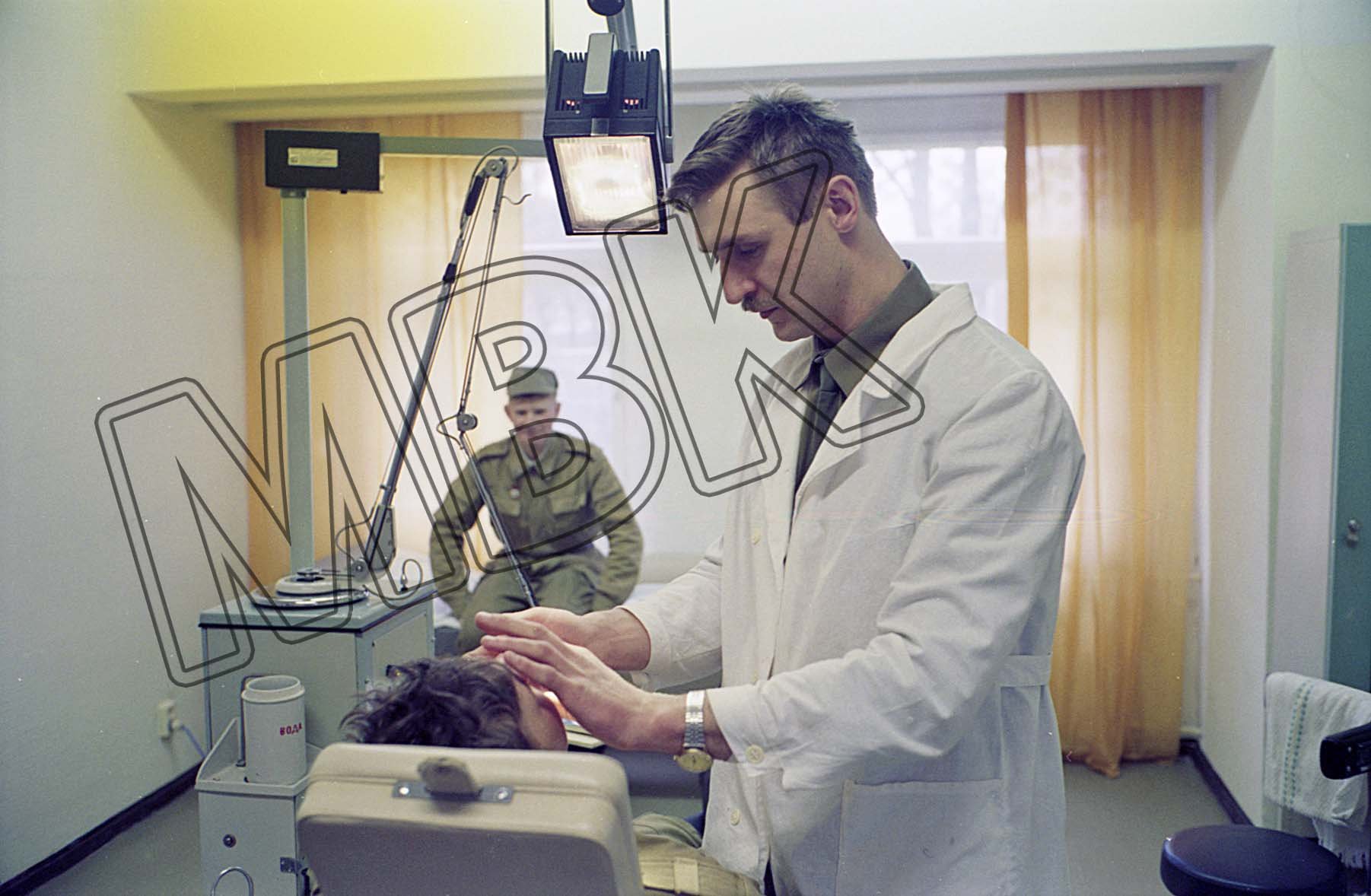 Fotografie: Behandlung beim Zahnarzt, Kaserne Treskowallee, Berlin-Karlshorst, Januar 1994 (Museum Berlin-Karlshorst RR-P)