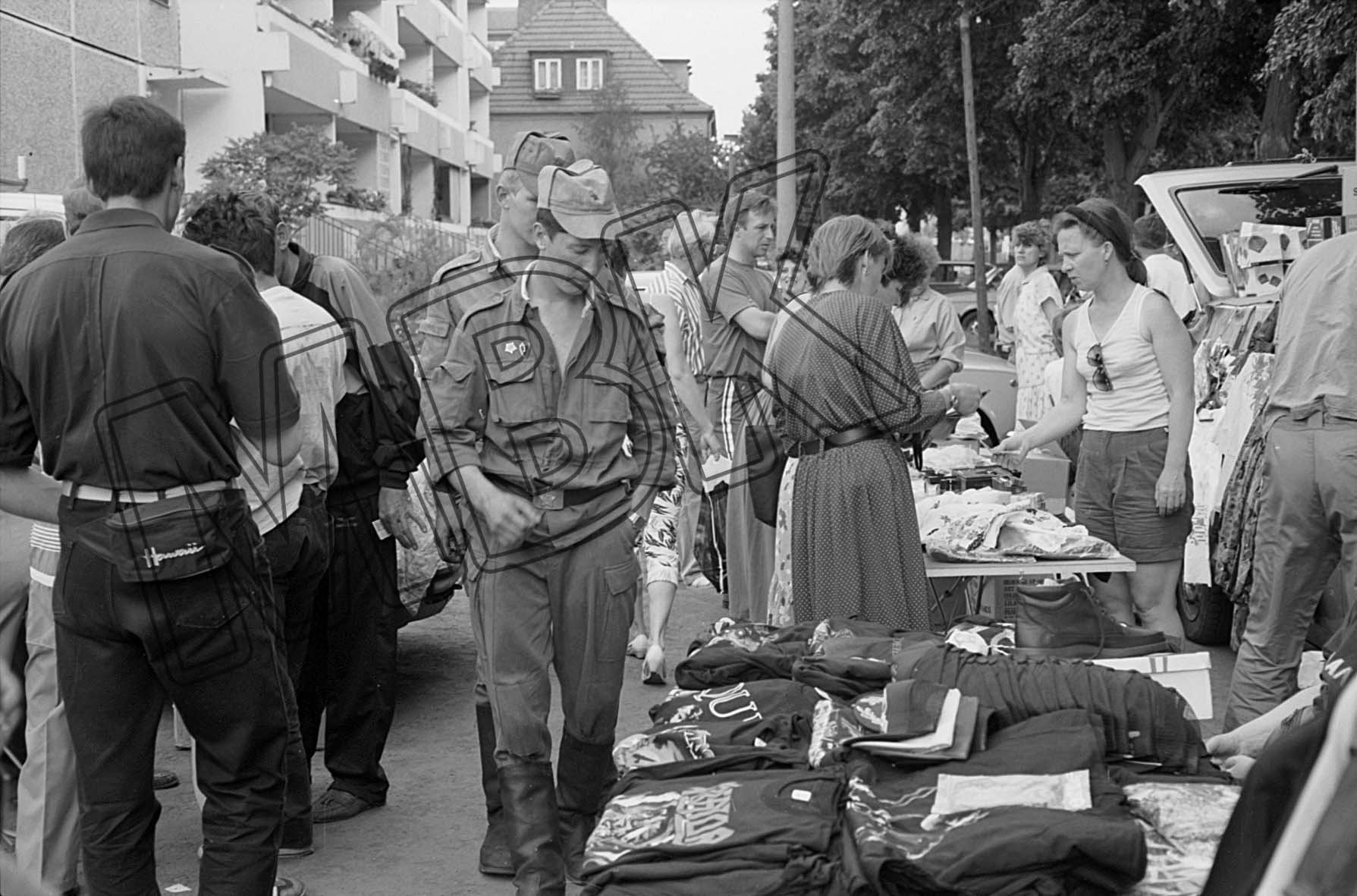 Fotografie: Markt vor der Kaserne in Oranienburg, 6. Juni 1992 (Museum Berlin-Karlshorst RR-P)