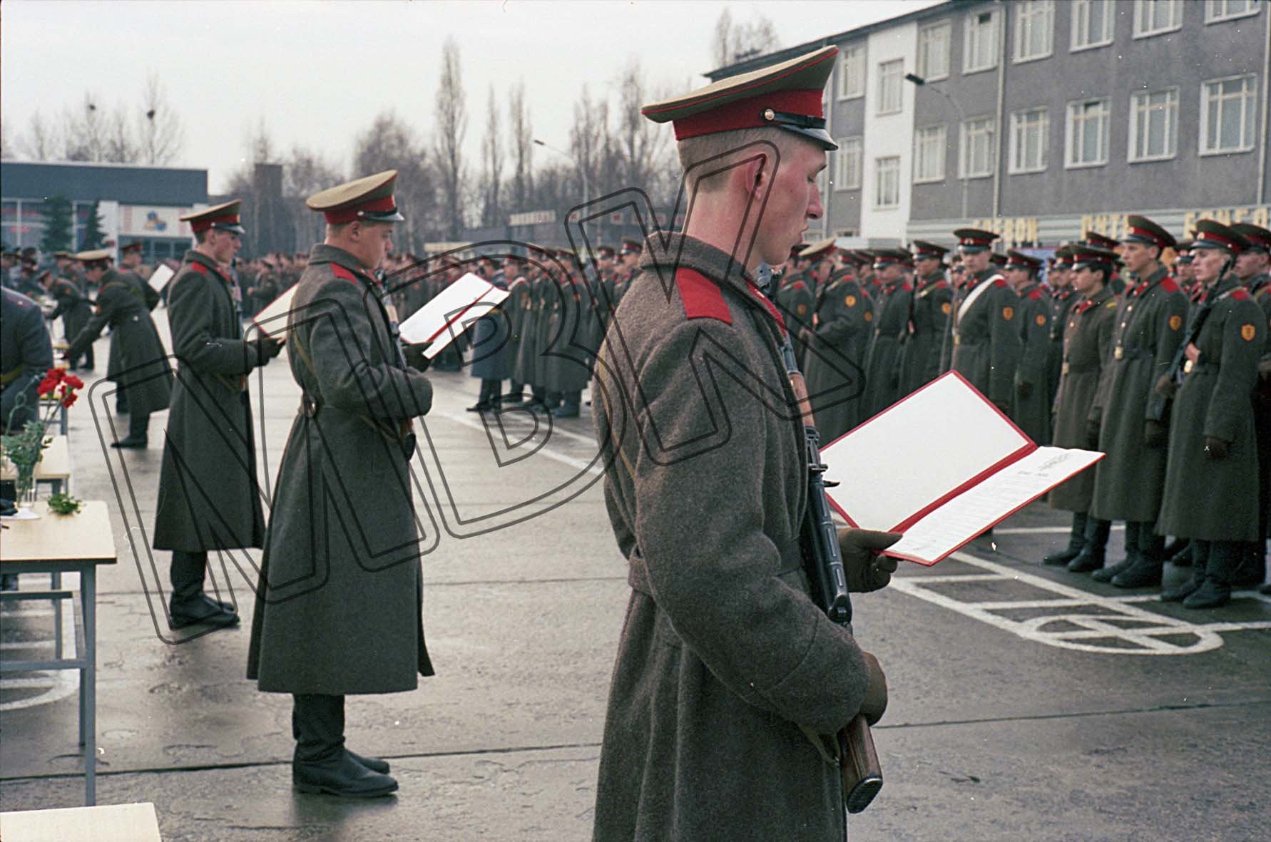Fotografie: Vereidigung von Rekruten der Berlin-Brigade, Berlin-Karlshorst, Dezember 1993 (Museum Berlin-Karlshorst RR-P)