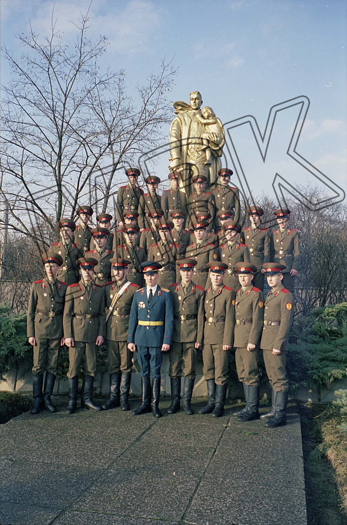 Fotografie: Erinnerungsbild gerade vereidigter Soldaten, Berlin-Karlshorst, Dezember 1993 (Museum Berlin-Karlshorst RR-P)