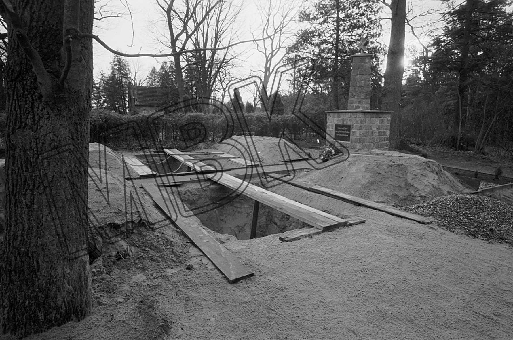 Fotografie: Ausgehobene Gräber vor der Umbettung von sowjetischen Gefallenen auf den Dorffriedhof, Briesen, Dezember 1992 (Museum Berlin-Karlshorst RR-P)