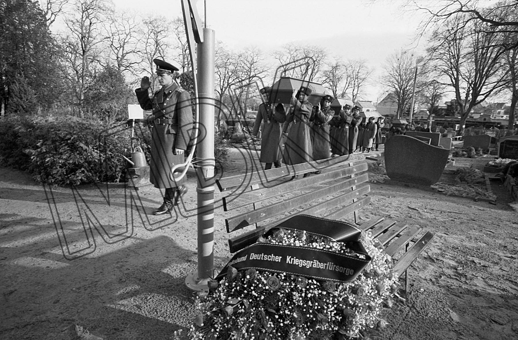 Fotografie: Umbettung von sowjetischen Gefallenen auf den Dorffriedhof, Briesen, Dezember 1992 (Museum Berlin-Karlshorst RR-P)
