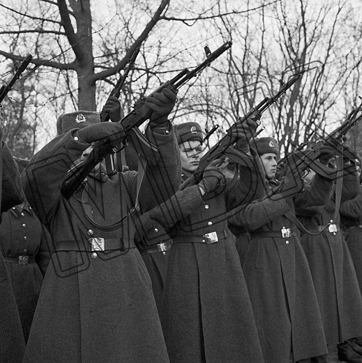 Fotografie: Soldaten schießen Salut während der Umbettung von sowjetischen Gefallenen auf den Dorffriedhof, Briesen, Dezember 1992 (Museum Berlin-Karlshorst RR-P)