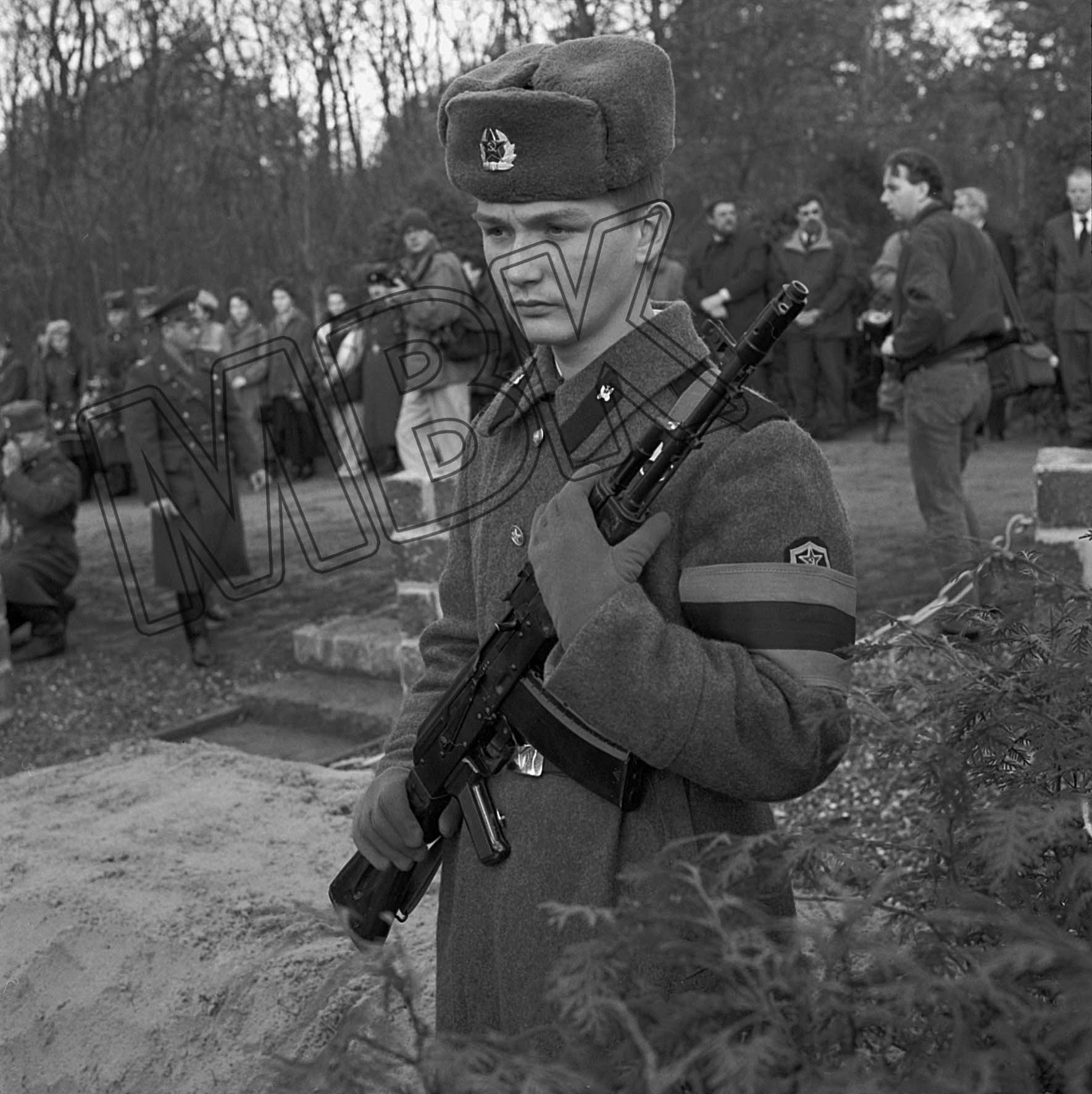 Fotografie: Umbettung von sowjetischen Gefallenen auf den Dorffriedhof, Briesen, Dezember 1992 (Museum Berlin-Karlshorst RR-P)