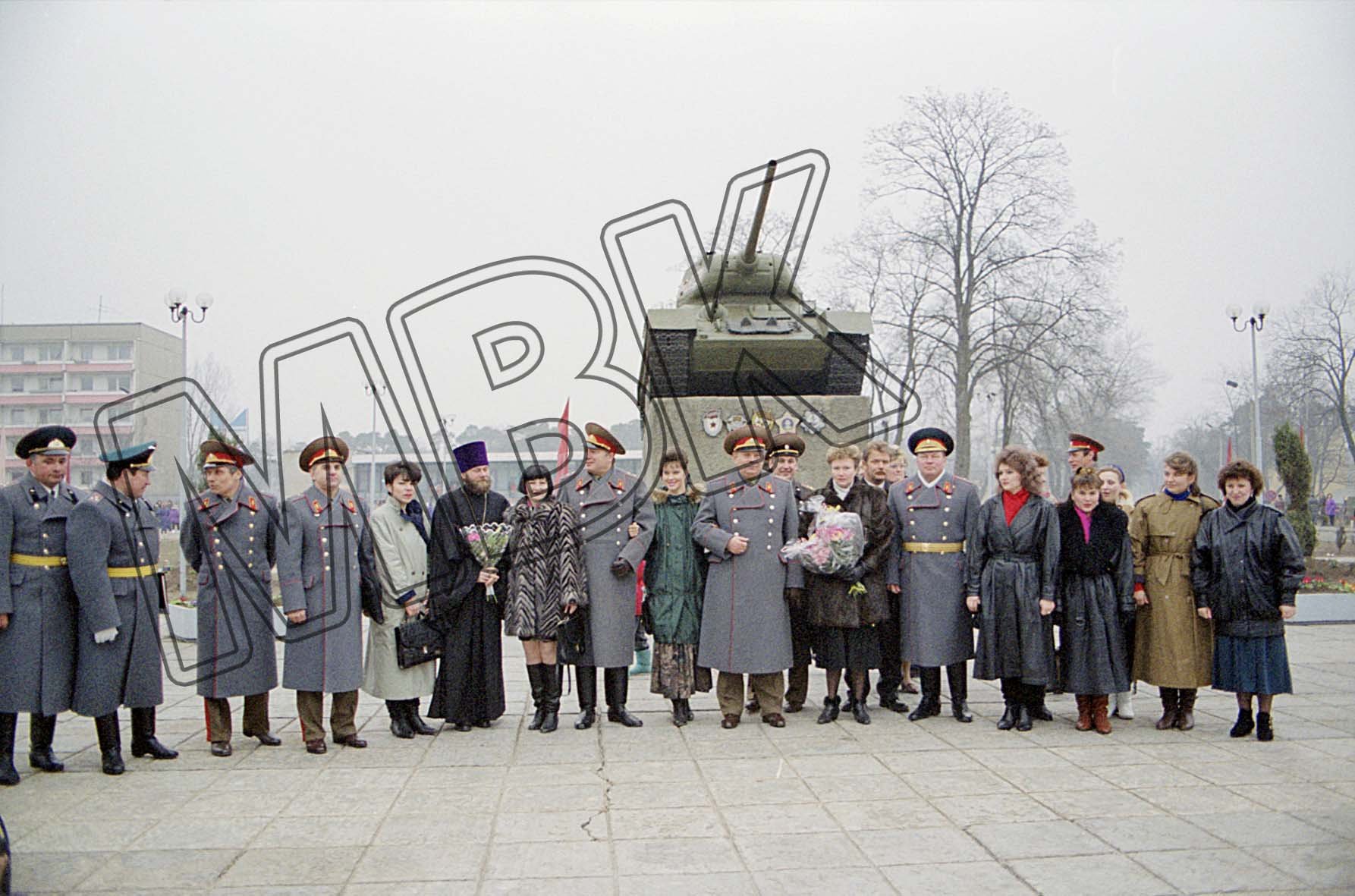 Fotografie: Generaloberst Burlakow vor dem Panzerdenkmal der WGT in Altengrabow, 26. Februar 1993 (Museum Berlin-Karlshorst RR-P)