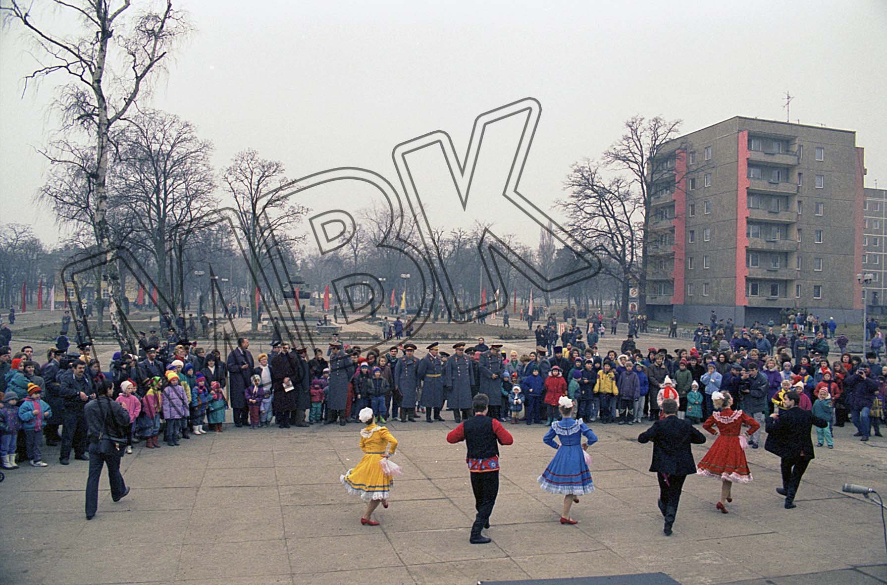 Fotografie: Feierlichkeiten zum 50. Jahrestag der Gründung der 10. Garde-Panzerdivision, Altengrabow, 26. Februar 1993 (Museum Berlin-Karlshorst RR-P)
