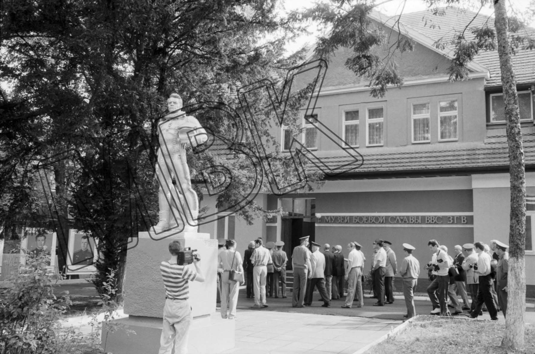 Fotografie: Besuch des Fliegermuseums der WGT durch die Veteranen der deutschen und sowjetischen Luftwaffe, Wünsdorf, 7. August 1992 (Museum Berlin-Karlshorst RR-P)