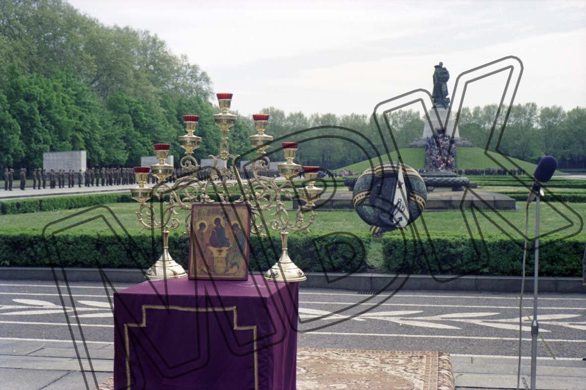 Fotografie: Panichida (Totenmesse) am sowjetischen Ehrenmal im Treptower Park, Berlin, 10. Mai 1994 (Museum Berlin-Karlshorst RR-P)