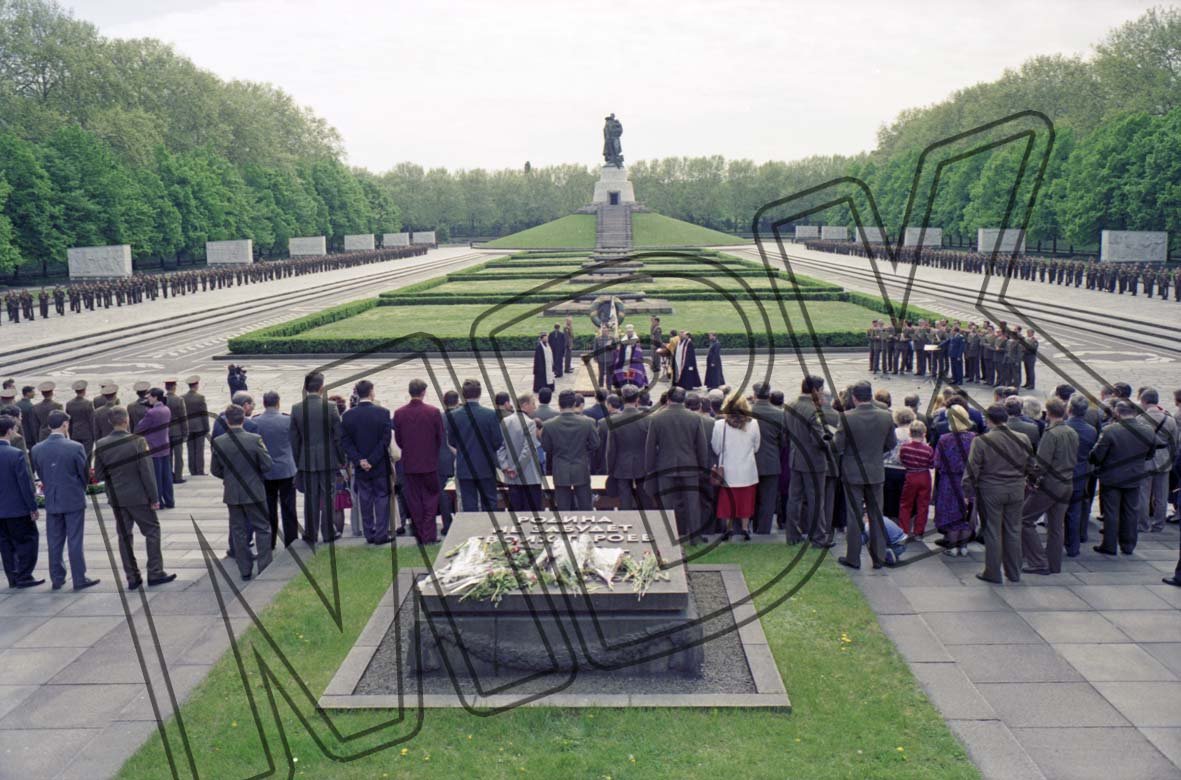 Fotografie: Panichida (Totenmesse) am sowjetischen Ehrenmal im Treptower Park, Berlin, 10. Mai 1994 (Museum Berlin-Karlshorst RR-P)