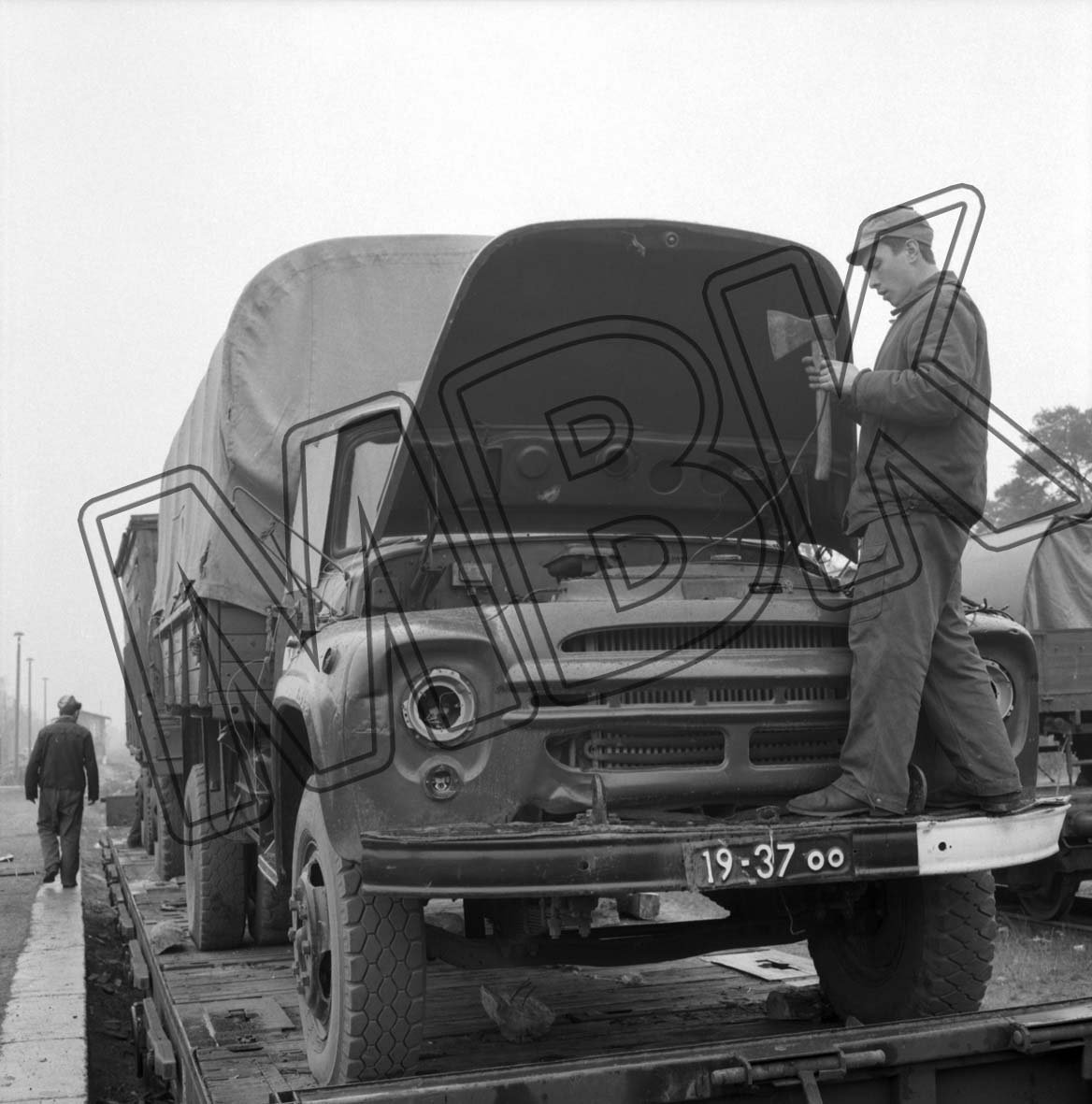 Fotografie: Militärfahrzeuge werden am Bahnhof Altes Lager auf Eisenbahnwaggons verladen, Jüterbog, 23. April 1992 (Museum Berlin-Karlshorst RR-P)