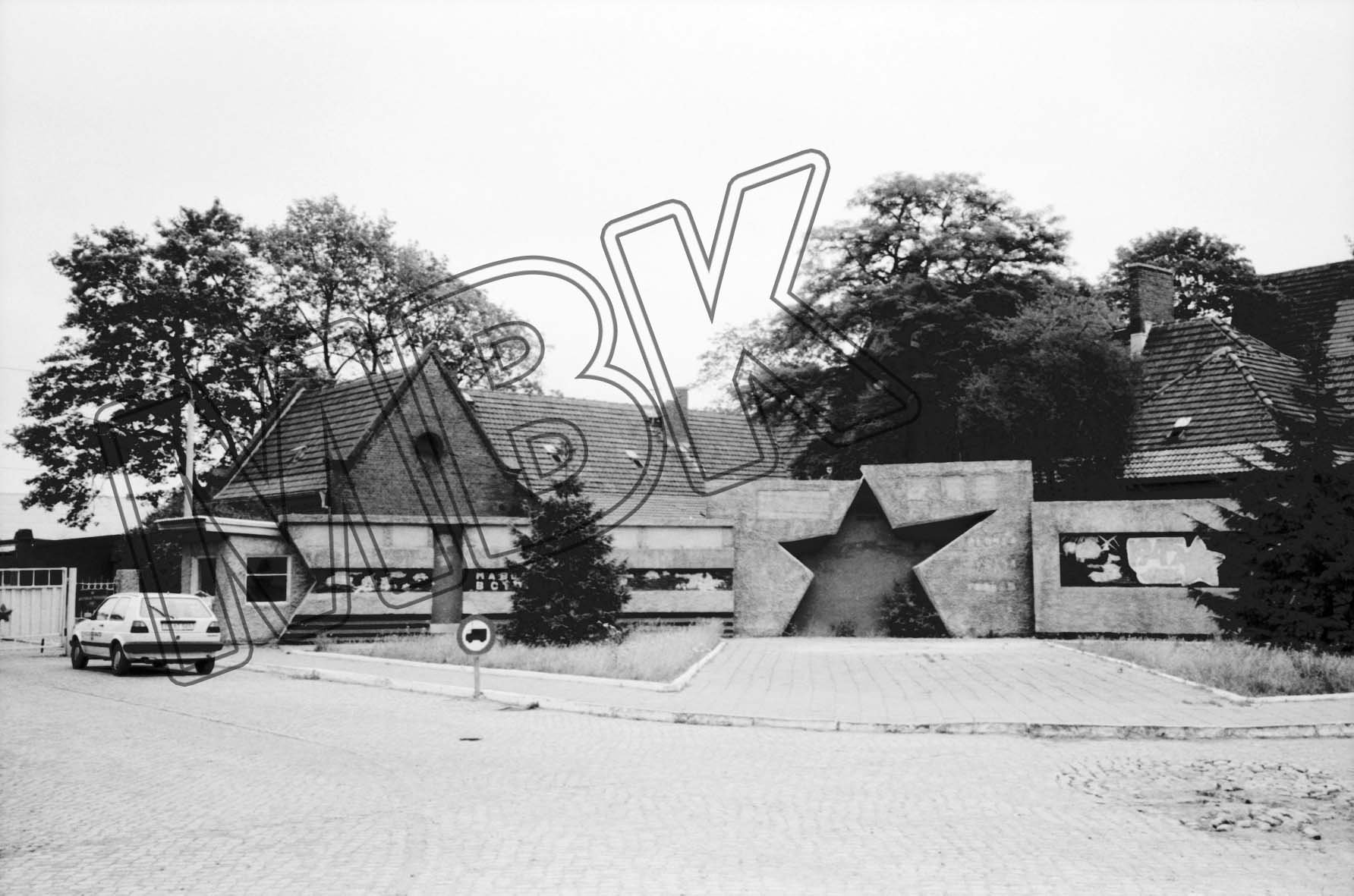 Fotografie: Kasernen-Denkmal nach der teilweisen Demontage, Jüterbog, 9. Juni 1992 (Museum Berlin-Karlshorst RR-P)