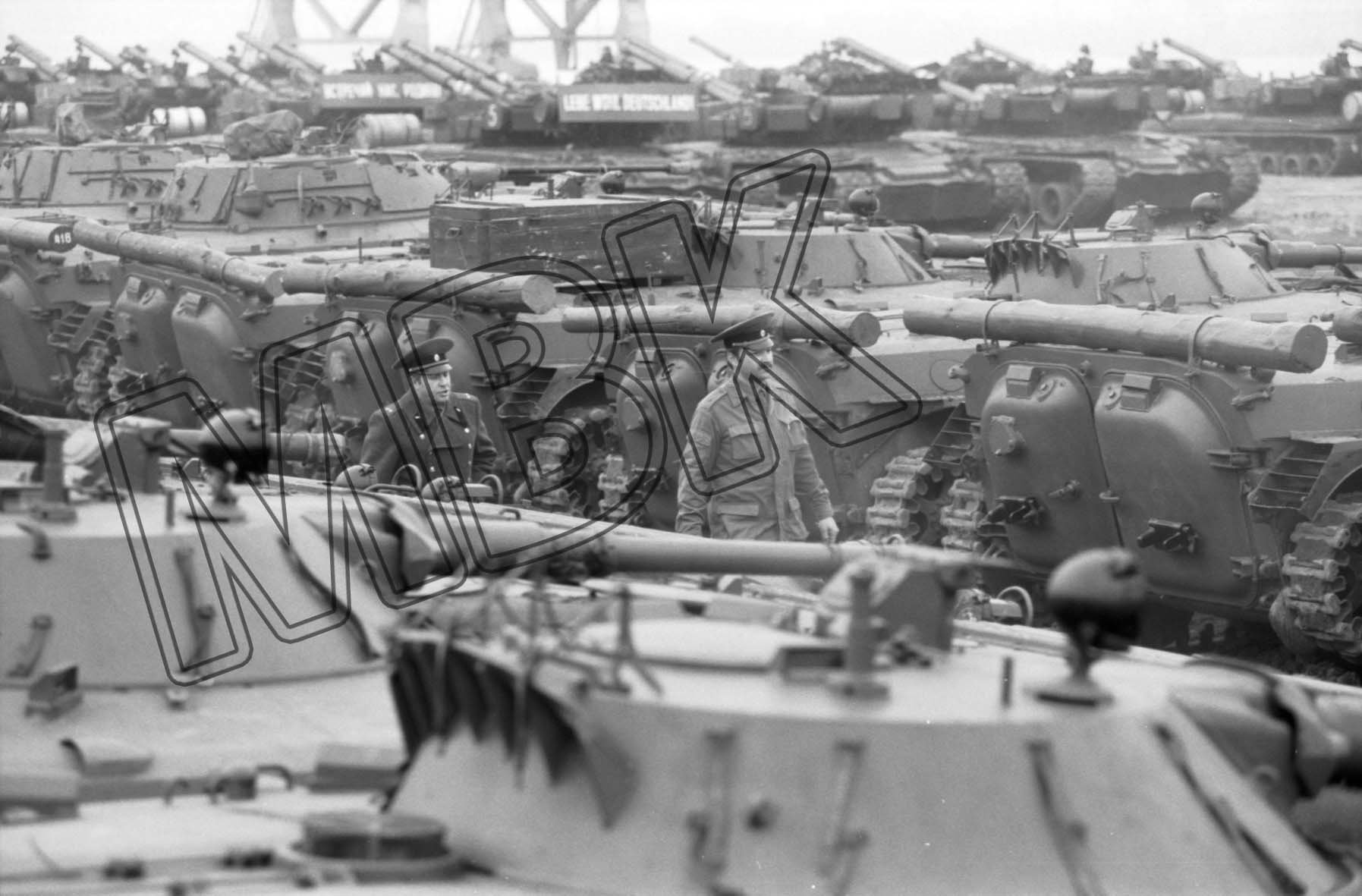 Fotografie: Bereitstellung der Panzer, Rostocker Hafen, 27. März 1992 (Museum Berlin-Karlshorst RR-P)