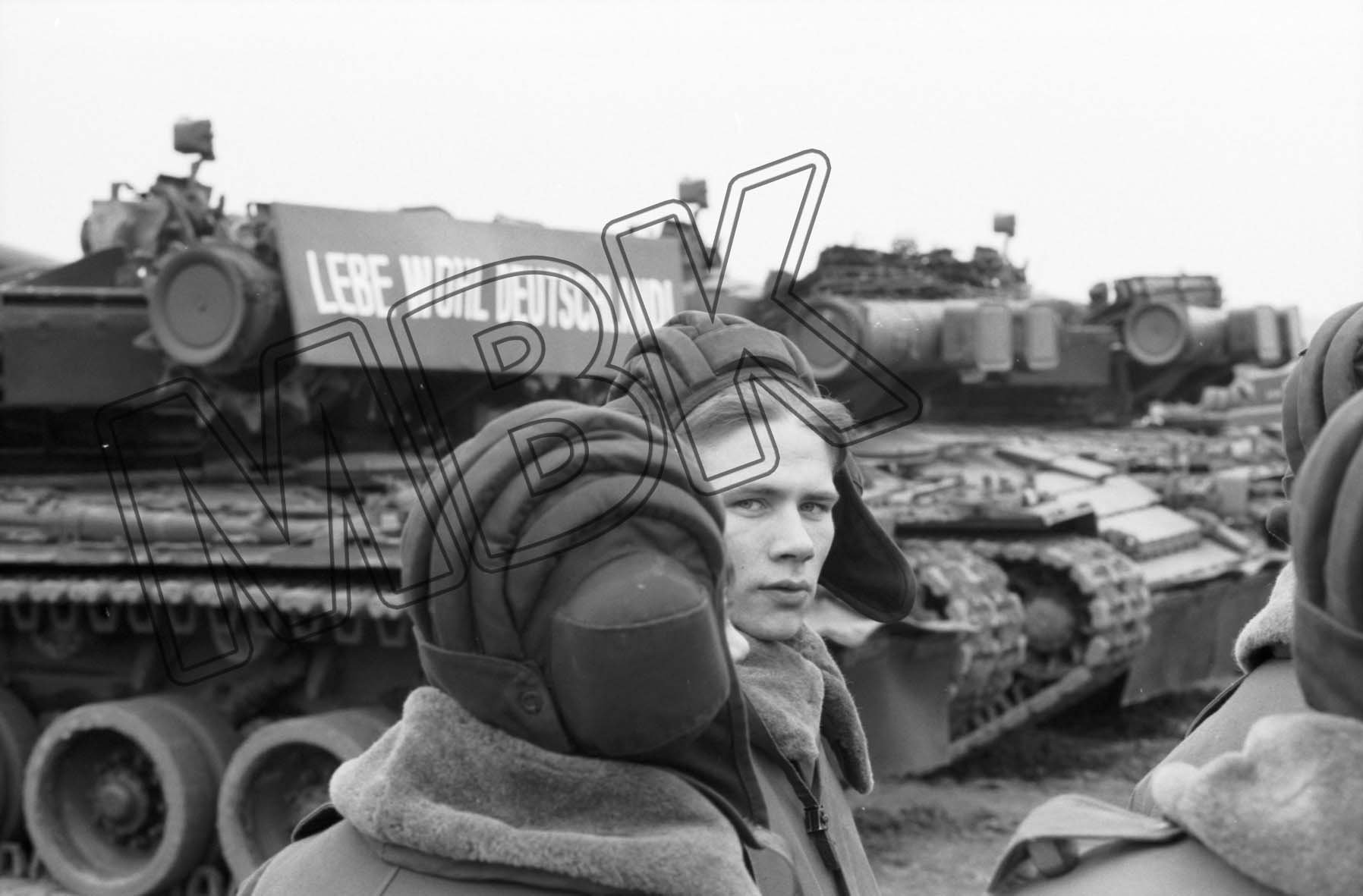 Fotografie: Panzersoldaten vor der Verschiffung, Rostocker Hafen, 27. März 1992 (Museum Berlin-Karlshorst RR-P)