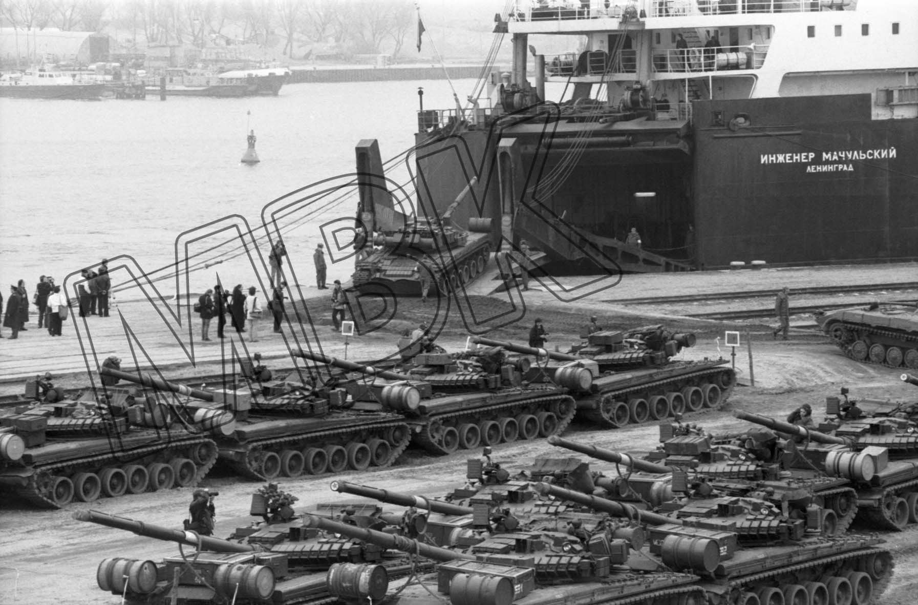 Fotografie: Verladung von Panzern auf ein Fährschiff, Rostocker Hafen, 27. März 1992 (Museum Berlin-Karlshorst RR-P)