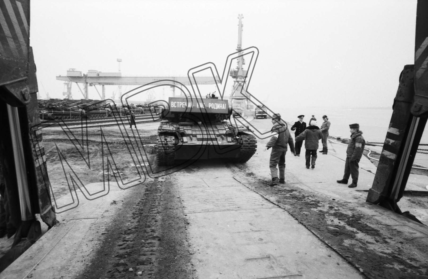 Fotografie: Panzer fährt in den Laderaum des Fährschiffes, Rostocker Hafen, 27. März 1992 (Museum Berlin-Karlshorst RR-P)