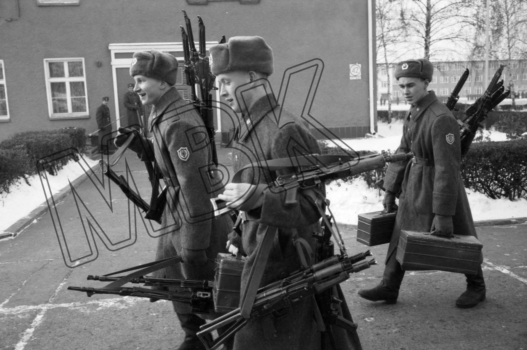 Fotografie: Abtransport von Waffen und Munition aus der Kaserne, Berlin-Karlshorst, 3. Dezember 1993 (Museum Berlin-Karlshorst RR-P)
