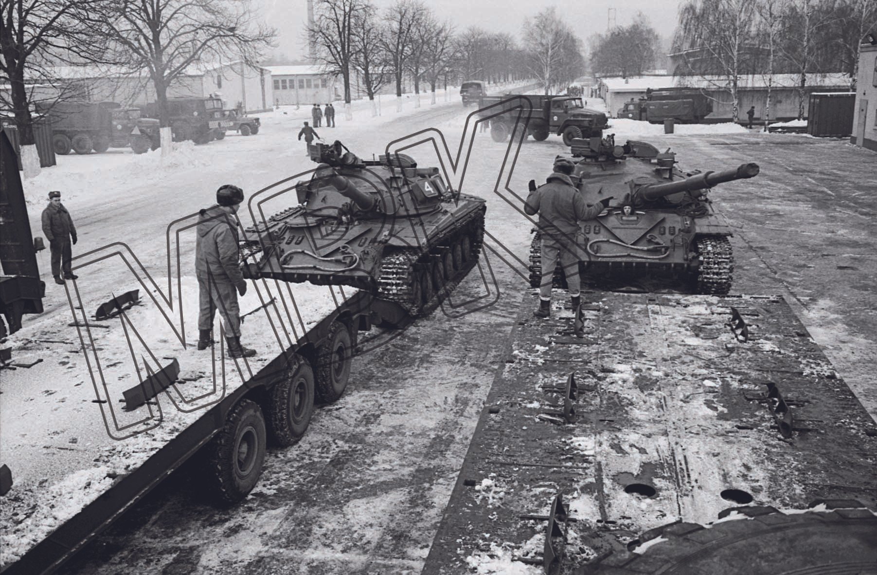 Fotografie: Verladung von Militärgerät der Berlin-Brigade, Berlin, 3. Dezember 1993 (Museum Berlin-Karlshorst RR-P)