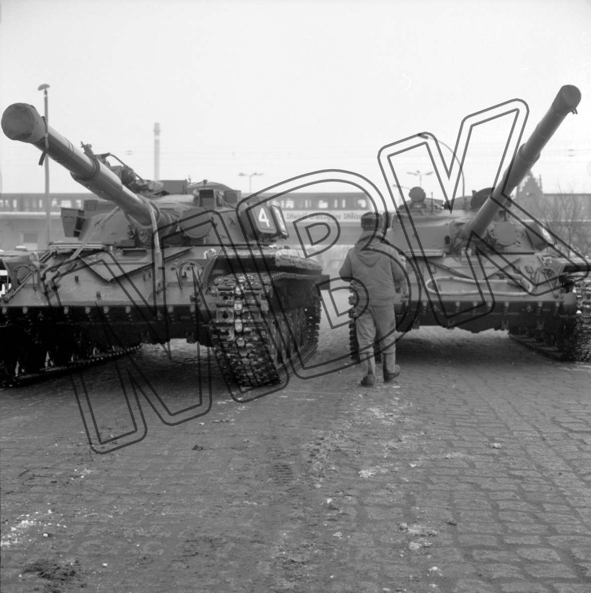 Fotografie: Transport von Panzern der Berlin-Brigade auf Schwerlasttransportern, Berlin, 3. Dezember 1993 (Museum Berlin-Karlshorst RR-P)