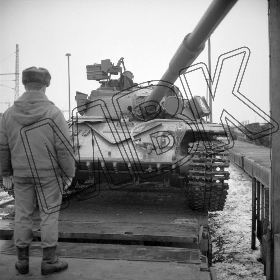 Fotografie: Einweisung der Panzer auf Eisenbahnwaggons, Güterbahnhof Berlin-Adlershof, 3. Dezember 1993 (Museum Berlin-Karlshorst RR-P)