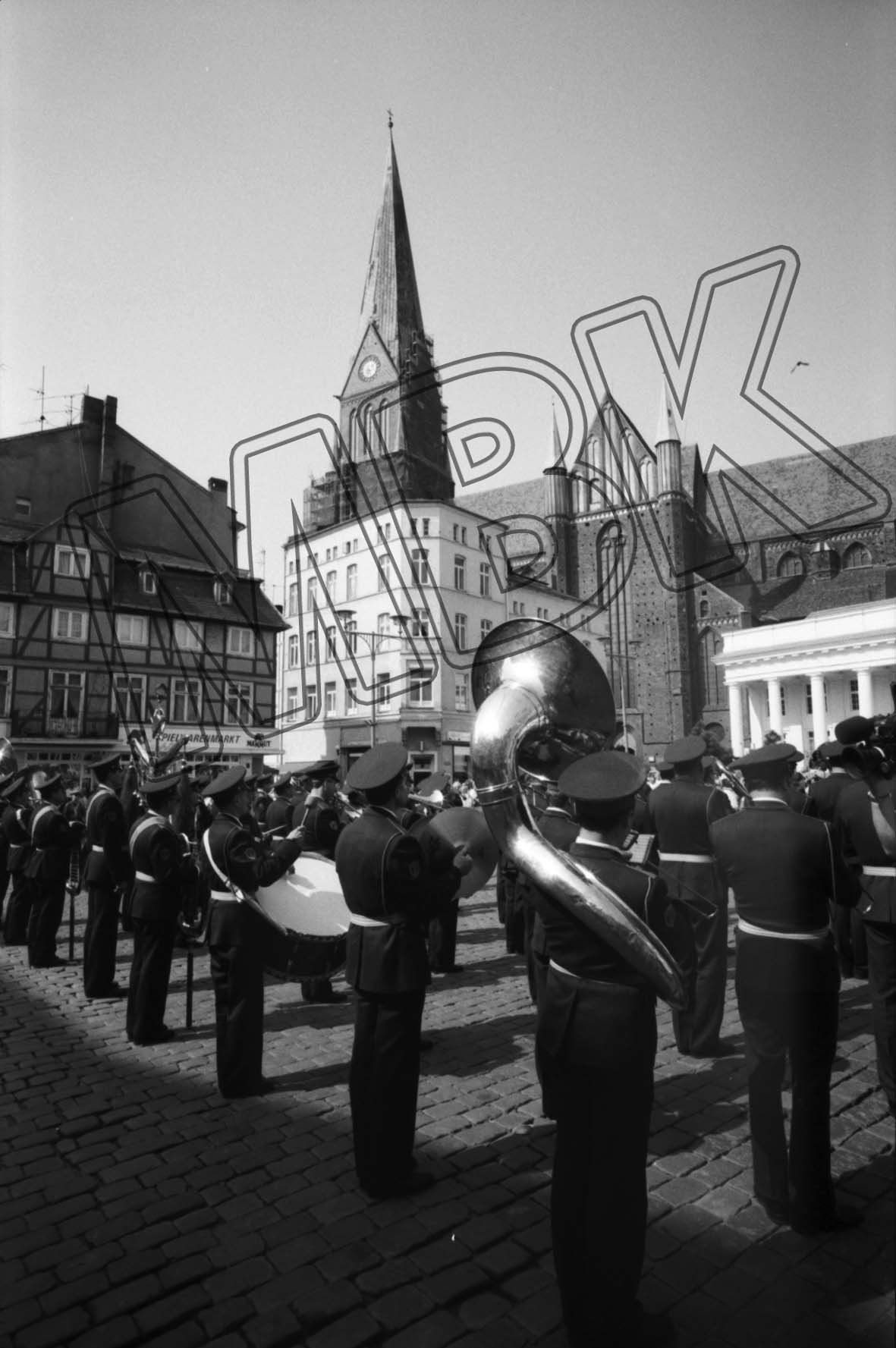Fotografie: Abschiedsfest im Zentrum von Schwerin, 28. April 1993 (Museum Berlin-Karlshorst RR-P)