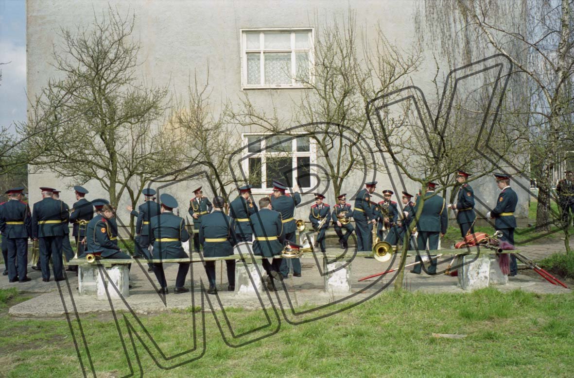 Fotografie: Musiker des Militärorchesters der WGT während einer Pause bei der Verabschiedung der 47. Garde-Panzerdivision, Mahlwinkel, 1994 (Museum Berlin-Karlshorst RR-P)