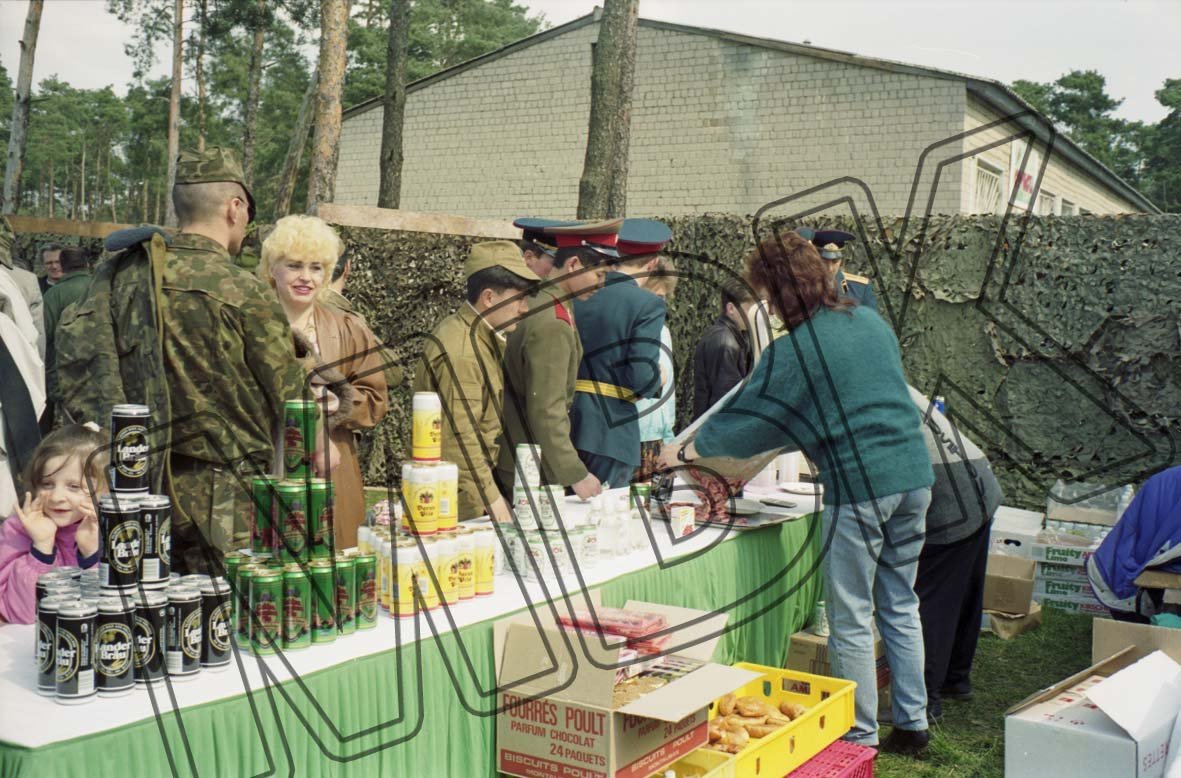 Fotografie: Musiker des Militärorchesters der WGT während einer Pause bei der Verabschiedung der 47. Garde-Panzerdivision, Mahlwinkel, 1994 (Museum Berlin-Karlshorst RR-P)