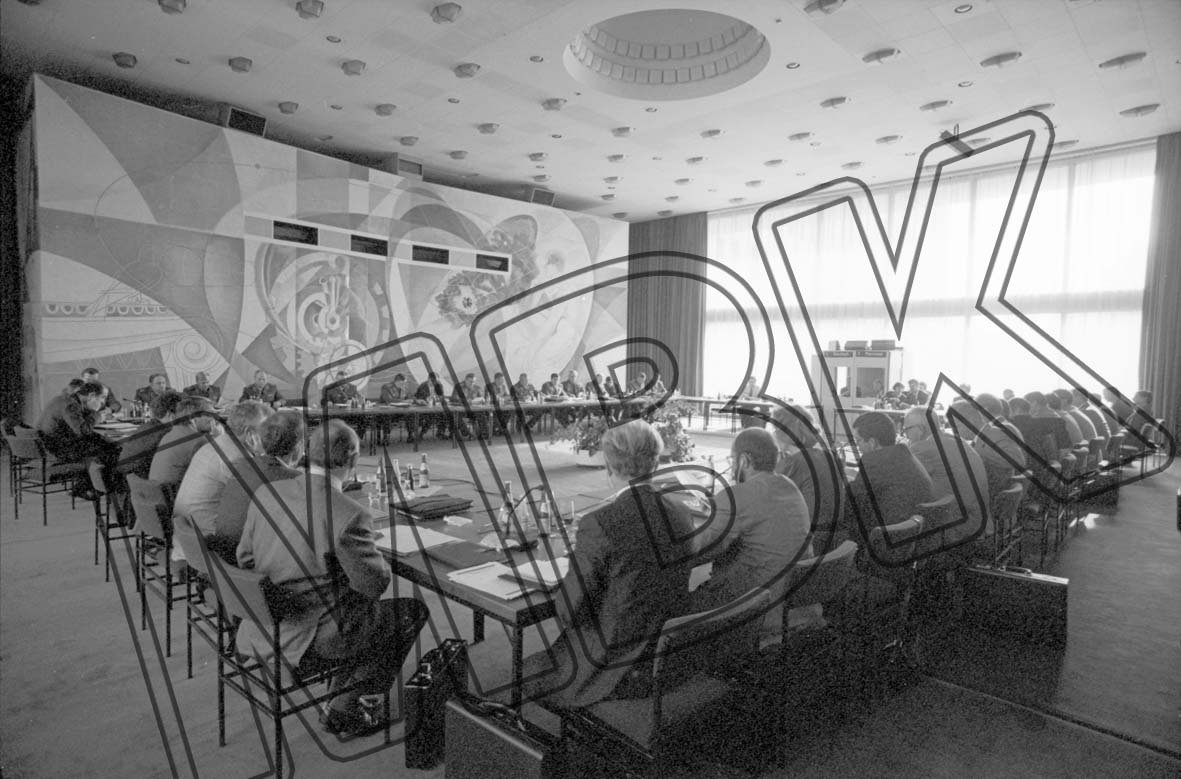 Fotografie: Sitzungsraum der Gemeinsamen Kommission, Berlin, 8. Oktober 1993 (Museum Berlin-Karlshorst RR-P)