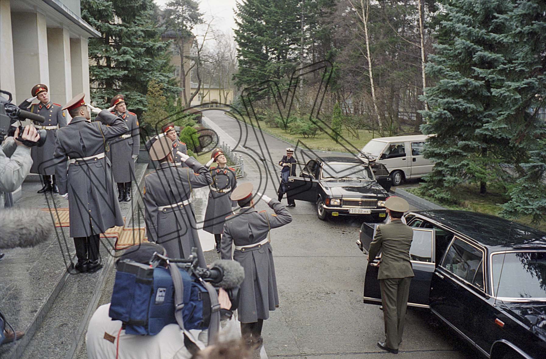 Fotografie: Vor der Ankunft des Generalinspekteurs der Bundeswehr im Hauptquartier der WGT, Wünsdorf, 27. Januar 1994 (Museum Berlin-Karlshorst RR-P)