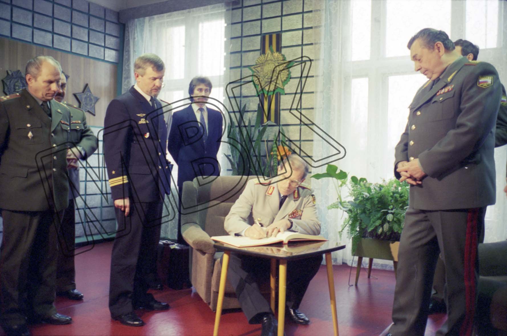 Fotografie: Besuch des Generalinspekteurs der Bundeswehr im Hauptquartier der WGT, Wünsdorf, 27. Januar 1994 (Museum Berlin-Karlshorst RR-P)