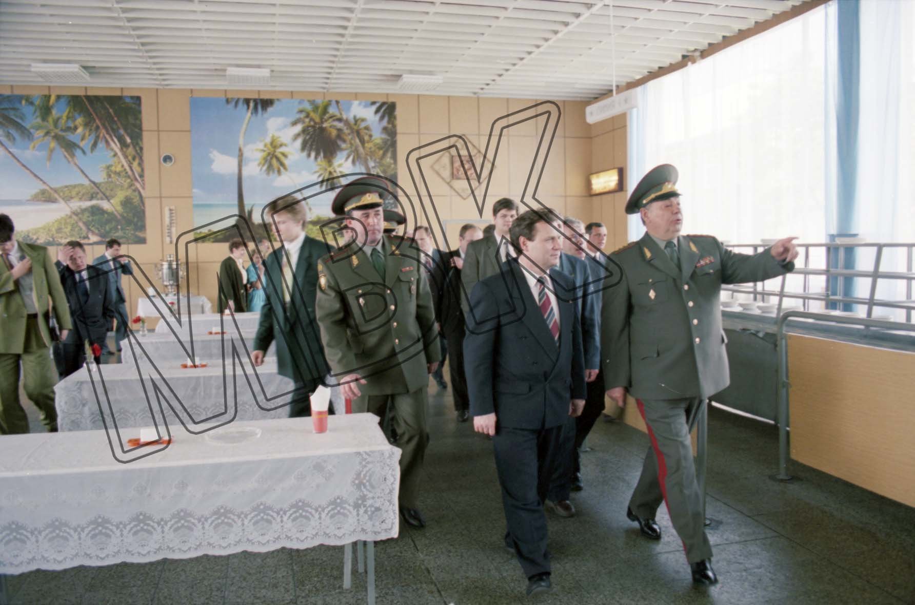 Fotografie: Besuch des Duma-Präsidenten bei der Berlin-Brigade, Sommer 1994 (Museum Berlin-Karlshorst RR-P)