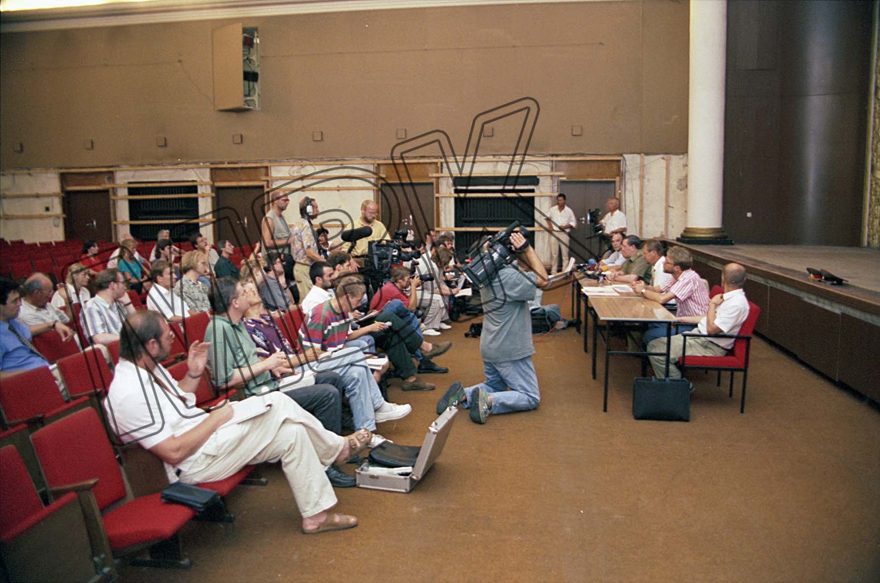 Fotografie: Pressekonferenz zum Abzug und Wohnungsbauprogramm, Wünsdorf, 27. Juli 1994 (Museum Berlin-Karlshorst RR-P)