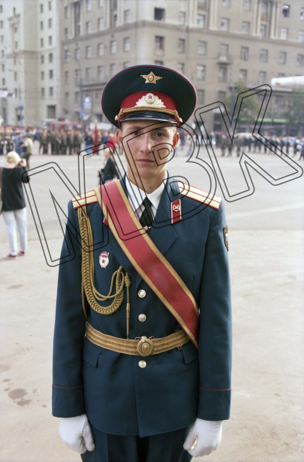 Fotografie: Leutnant der Berlin-Brigade nach der Ankunft in Moskau, 3. September 1994 (Museum Berlin-Karlshorst RR-P)