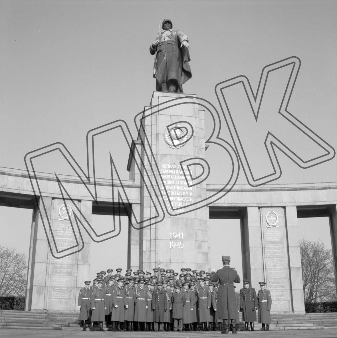 Fotografie: Kranzniederlegung am sowjetischen Ehrenmal im Tiergarten, Berlin, 13. November 1993 (Museum Berlin-Karlshorst RR-P)