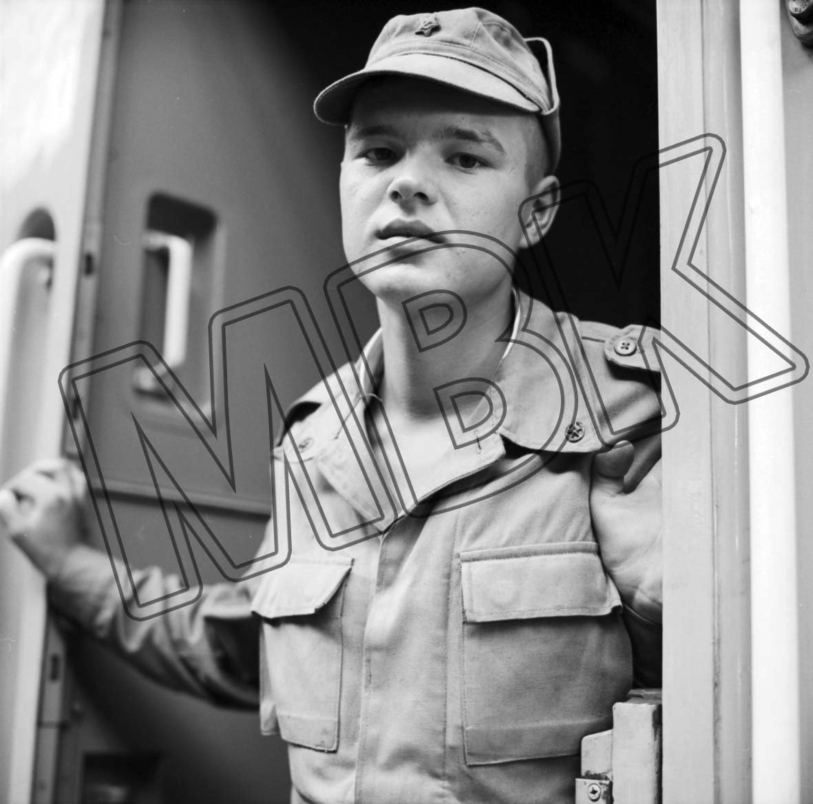 Fotografie: Soldat der Berlin-Brigade vor Abfahrt des letzten Zuges vom Bahnhof Lichtenberg, 1. September 1994 (Museum Berlin-Karlshorst RR-P)