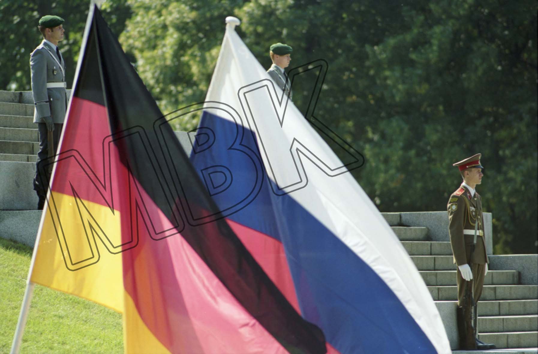 Fotografie: Verabschiedung der WGT am sowjetischen Ehrenmal im Treptower Park, Berlin, 31. August 1994 (Museum Berlin-Karlshorst RR-P)