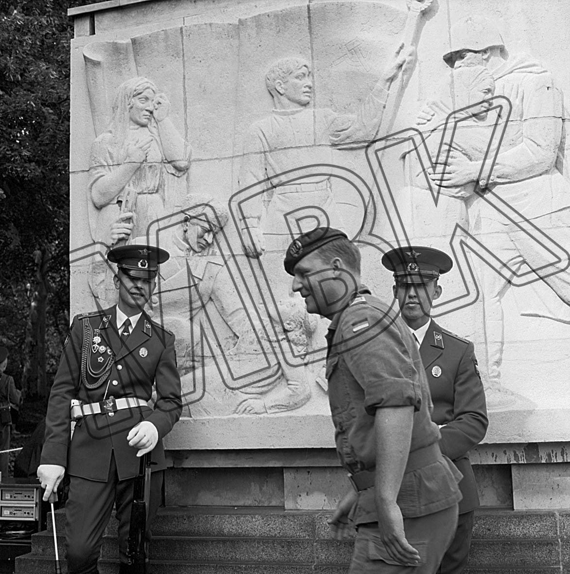 Fotografie: Berlin-Brigade und Bundeswehr bei der Generalprobe zur Abschiedsparade der WGT, Treptower Park, Berlin, 30. August 1994 (Museum Berlin-Karlshorst RR-P)