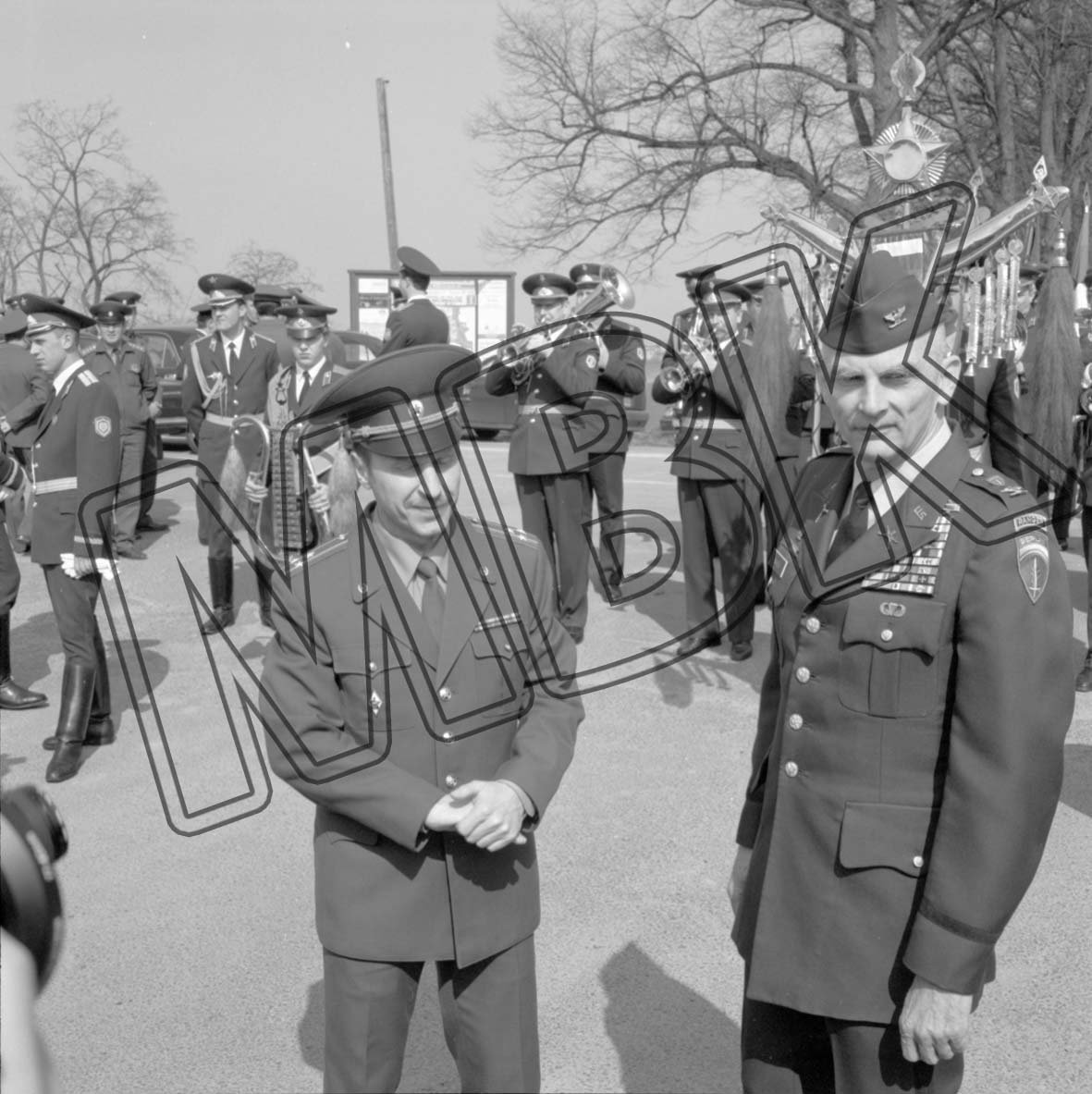 Fotografie: Feierlichkeiten zum Gedenken an das Treffen von sowjetischen und amerikanischen Truppen an der Elbe, Torgau, vermutlich 25. April 1994 (Museum Berlin-Karlshorst RR-P)