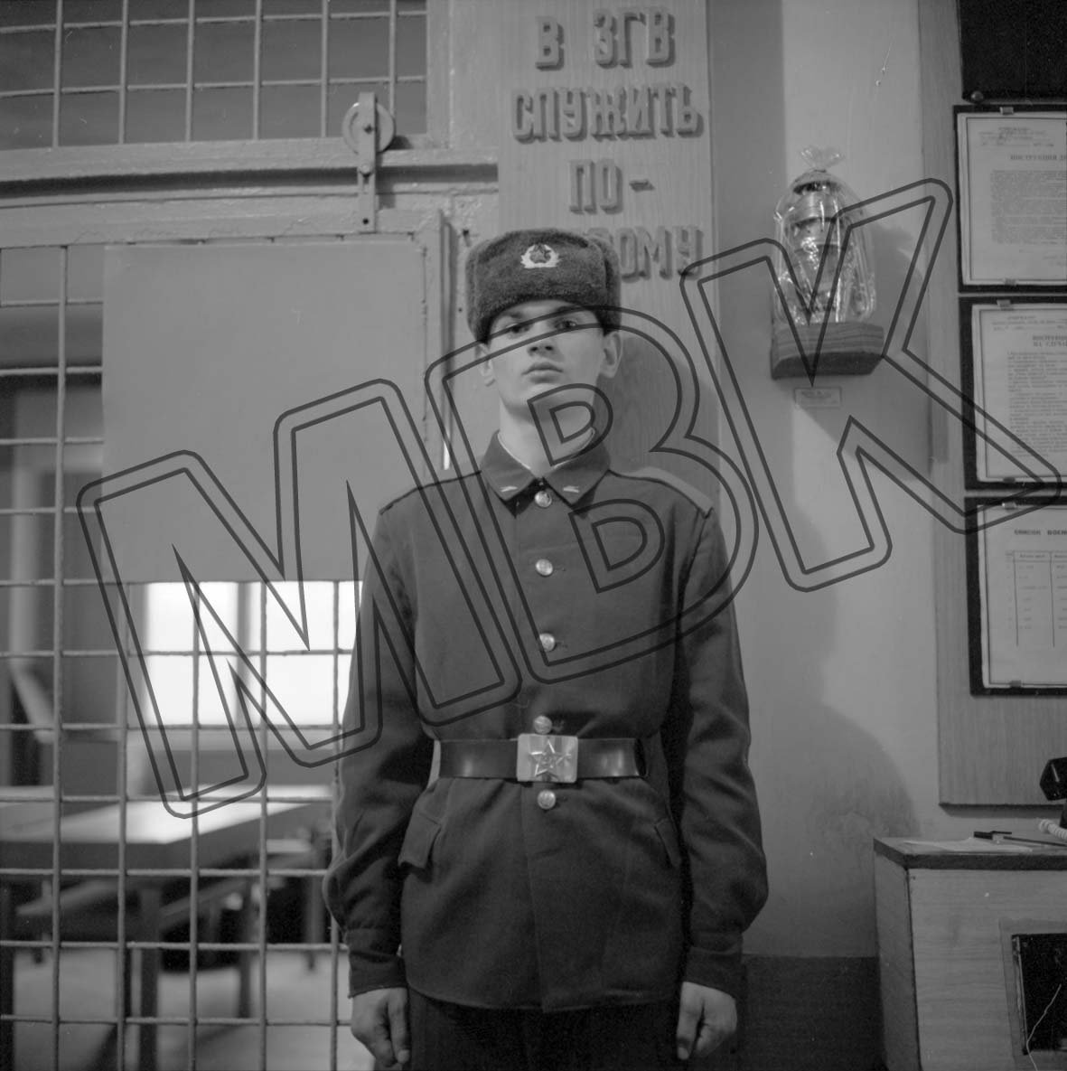 Fotografie: Wachsoldat in der Kaserne der Berlin-Brigade , Berlin-Karlshorst, Dezember 1993 (Museum Berlin-Karlshorst RR-P)