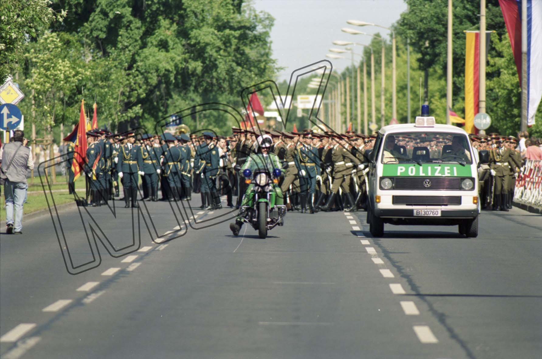 Fotografie: Verabschiedung der Berlin-Brigade in der Wuhlheide, Berlin, 25. Juni 1994 (Museum Berlin-Karlshorst RR-P)