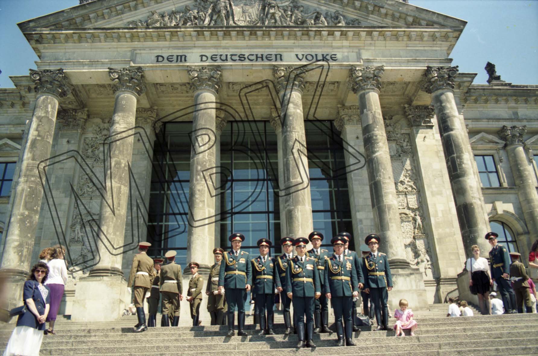 Fotografie: Erinnerungsfoto russischer Offiziere der Berlin-Brigade vor dem Reichstag, Berlin, 25. Juni 1994 (Museum Berlin-Karlshorst RR-P)