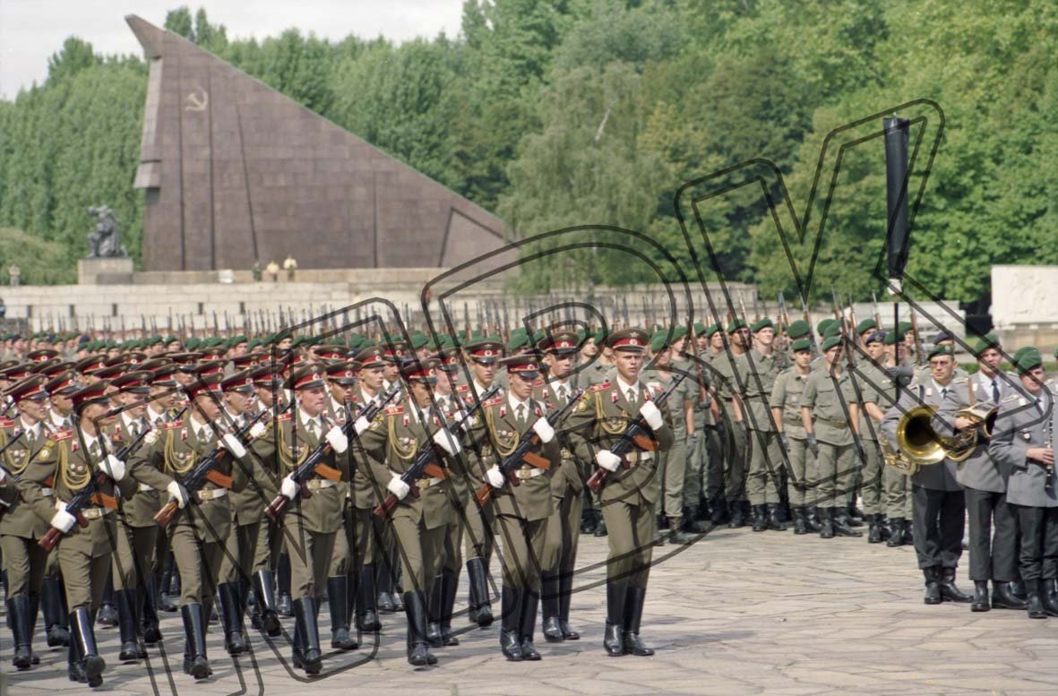 Fotografie: Generalprobe zur Verabschiedung der WGT-Truppen am Ehrenmal im Treptower Park, Berlin, 30. August 1994 (Museum Berlin-Karlshorst RR-P)