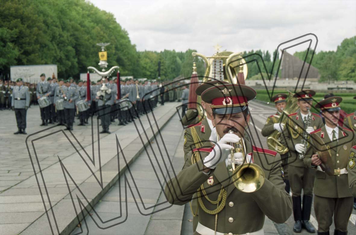 Fotografie: Generalprobe zur Verabschiedung der WGT-Truppen am Ehrenmal im Treptower Park, Berlin, 30. August 1994 (Museum Berlin-Karlshorst RR-P)