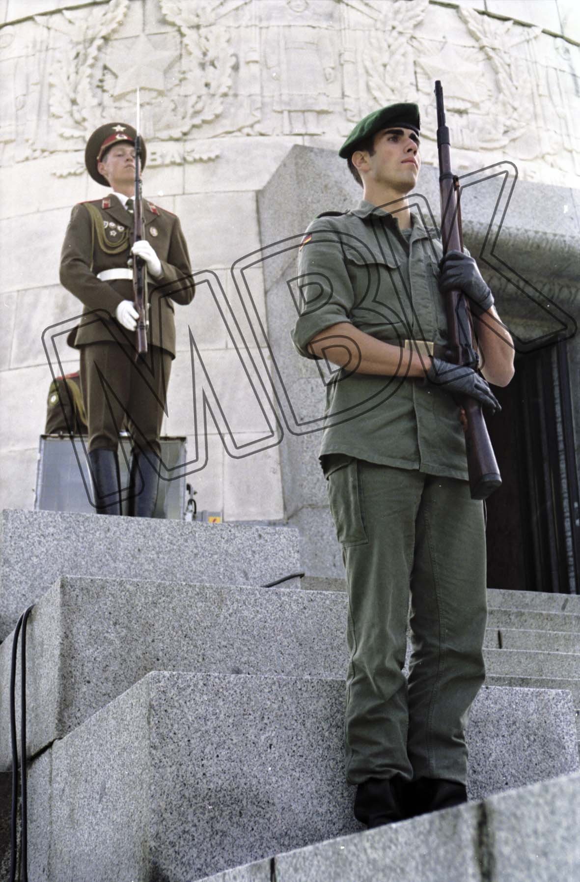 Fotografie: Generalprobe zur Verabschiedung der WGT im Treptower Park, Berlin, 30. August 1994 (Museum Berlin-Karlshorst RR-P)