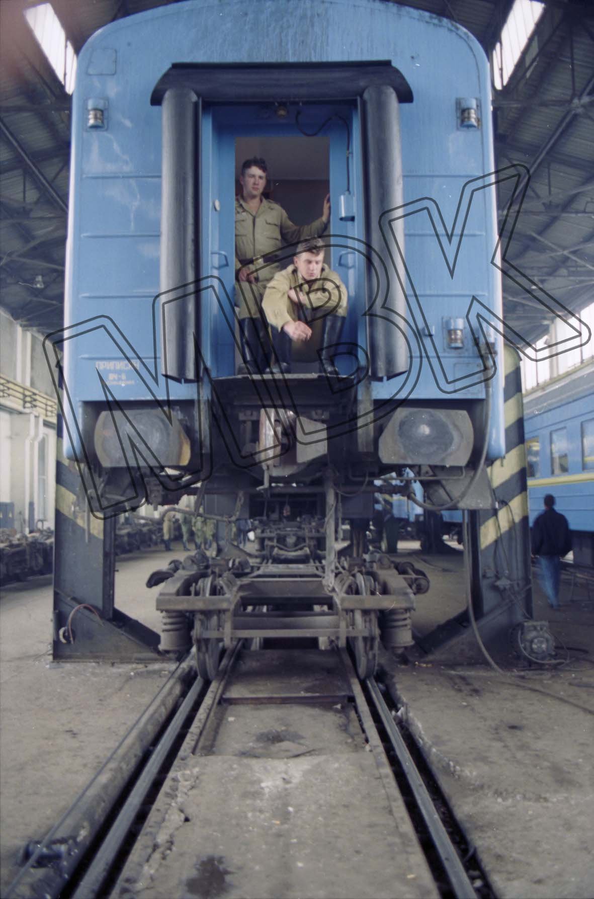 Fotografie: Soldaten der Berlin-Brigade während der Umspurung des Zuges auf die russische Spurweite, Bahnhof Brest, 2. September 1994 (Museum Berlin-Karlshorst RR-P)