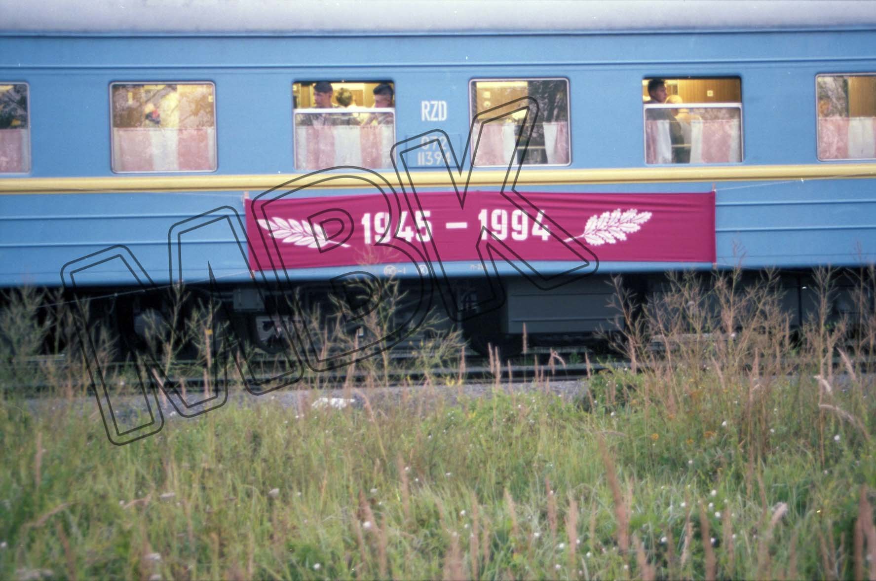 Fotografie: Dekoration der Lokomotive des Sonderzuges der Berlin-Brigade, vor Moskau, 3. September 1994 (Museum Berlin-Karlshorst RR-P)