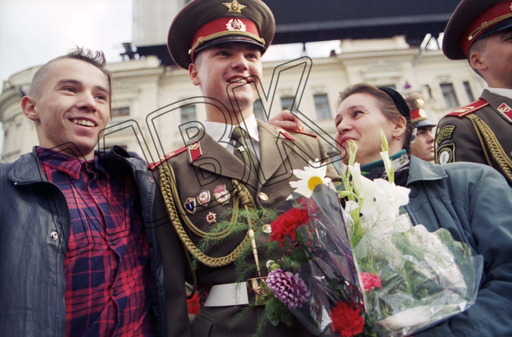 Fotografie: Begrüßung der Berlin-Brigade durch die Moskauer Bevölkerung, 3. September 1994 (Museum Berlin-Karlshorst RR-P)