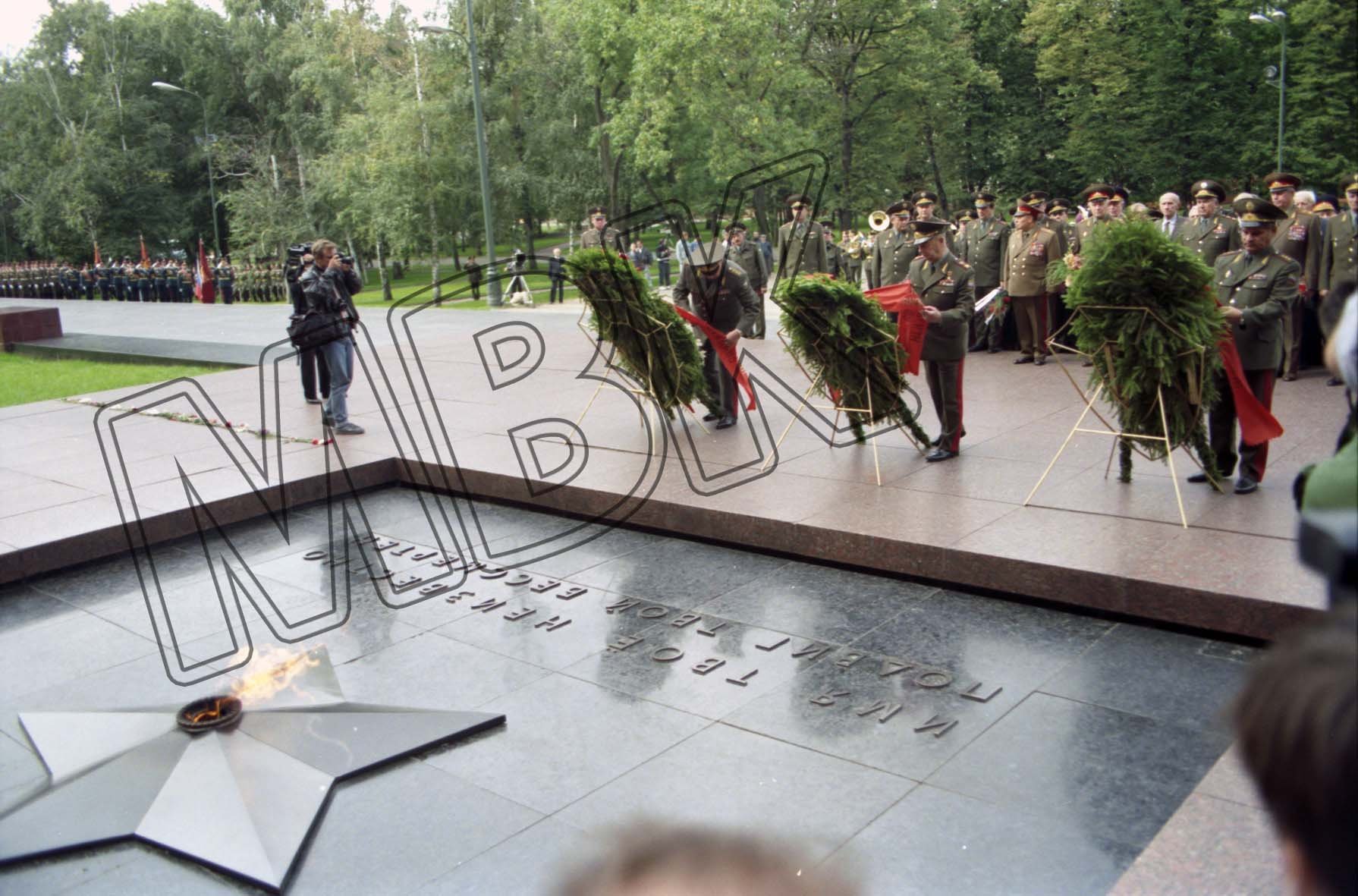 Fotografie: Kranzniederlegung am Grabmal des Unbekannten Soldaten an der Kremlmauer, Moskau, 3. September 1994 (Museum Berlin-Karlshorst RR-P)