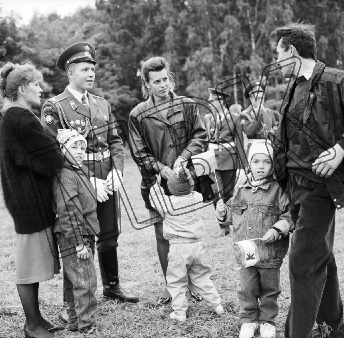 Fotografie: Soldat der Berlin-Brigade trifft Familie im Park, Moskau, 3. September 1994 (Museum Berlin-Karlshorst RR-P)